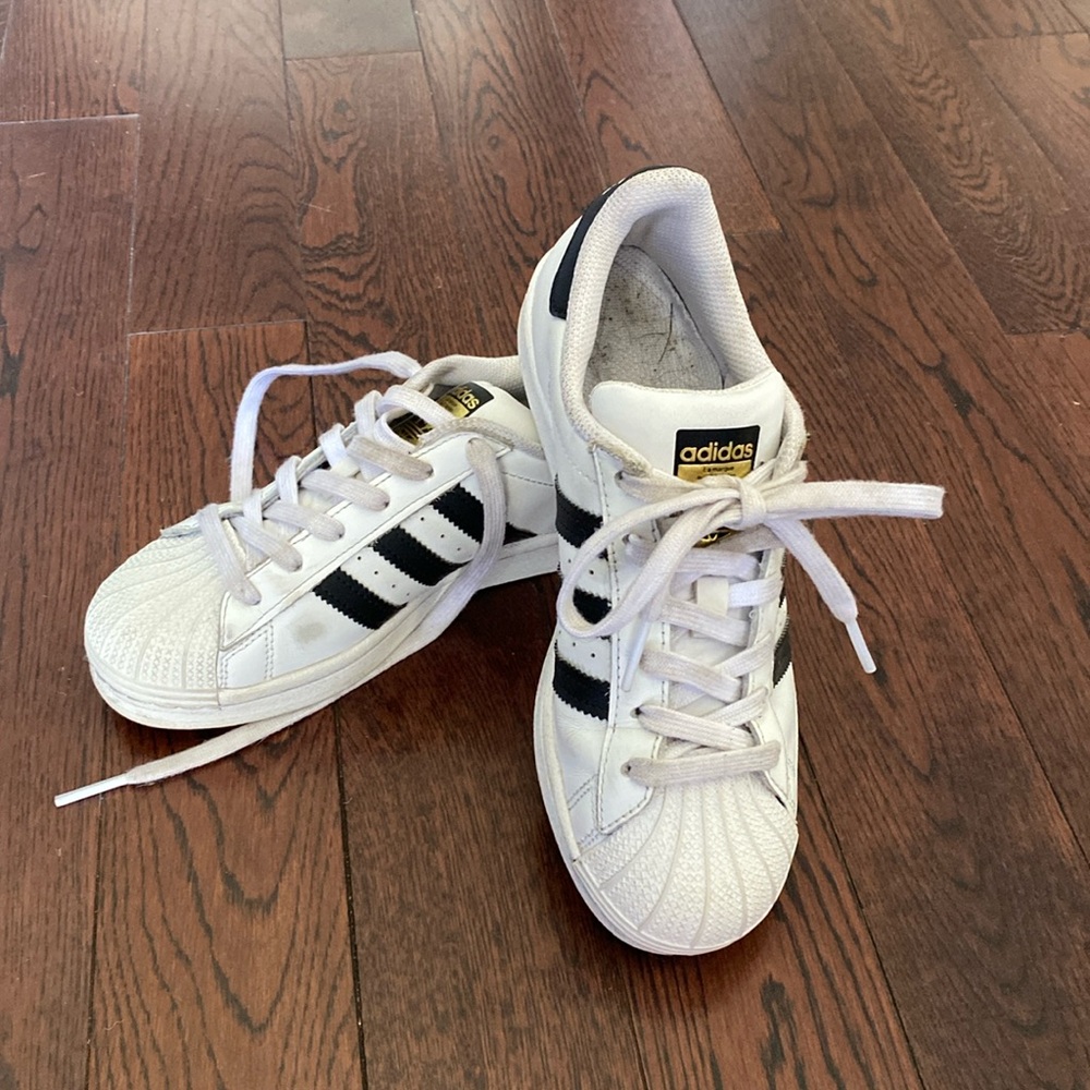 ⚡️EUC kids adidas superstar sz 4
